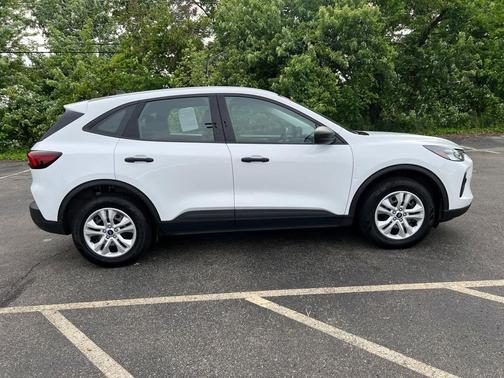 Oxford White 2023 Ford Escape SE