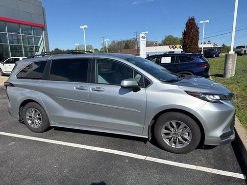 2022 Toyota Sienna LE