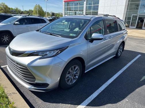 2022 Toyota Sienna LE