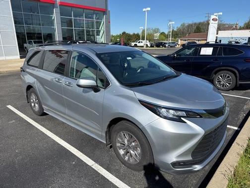 2022 Toyota Sienna LE