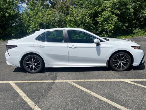 Ice Cap 2024 Toyota Camry SE