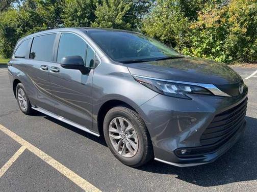 2025 Toyota Sienna XLE 8 Passenger