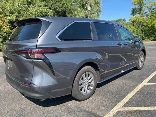 2025 Toyota Sienna XLE 8 Passenger