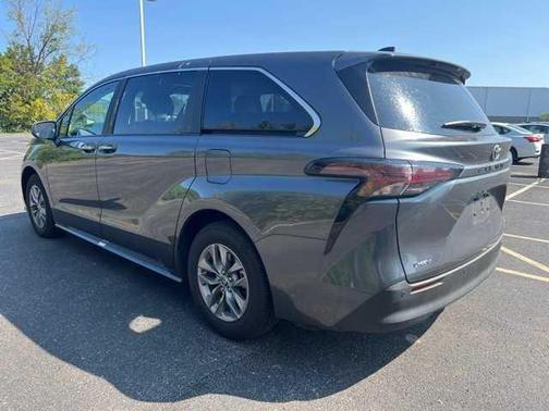 2025 Toyota Sienna XLE 8 Passenger