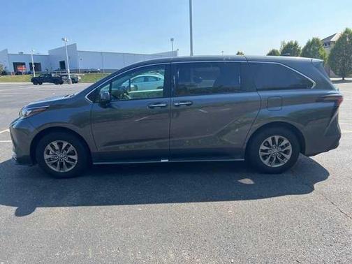2025 Toyota Sienna XLE 8 Passenger