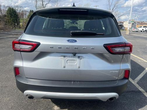 Iconic Silver Metallic 2023 Ford Escape SE