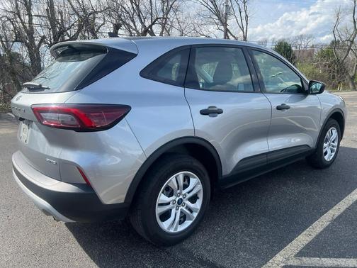 Iconic Silver Metallic 2023 Ford Escape SE