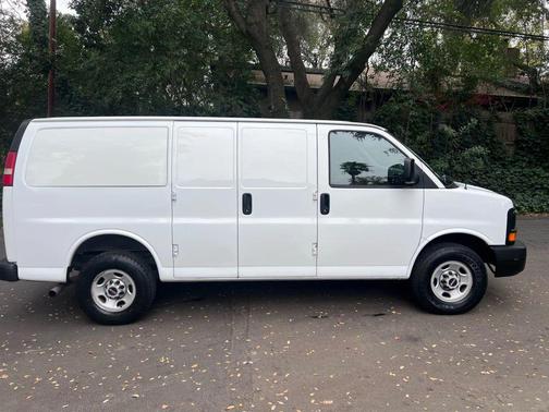 2009 GMC Savana 3500 Base