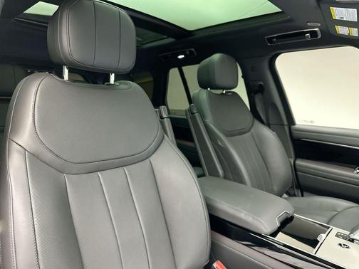 2025 Land Rover Range Rover P530 SE