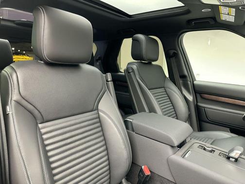 2025 Land Rover Discovery P300 S