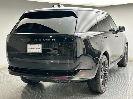 Santorini Black Metallic 2027 Land Rover Range Rover SE