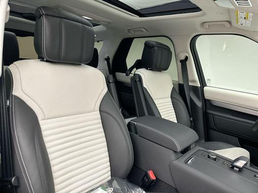 Santorini Black Metallic 2026 Land Rover Discovery GEMINI EDITION