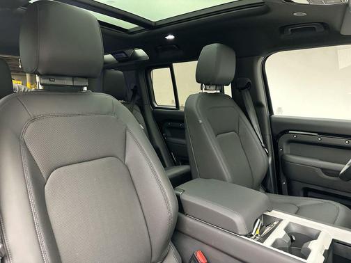 2025 Land Rover Defender 110 P300
