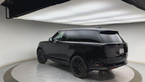 2026 Land Rover Range Rover P550e SE