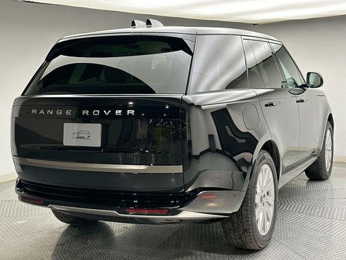 2026 Land Rover Range Rover P550e SE
