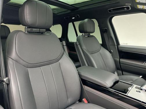 Fuji White 2026 Land Rover Range Rover SE