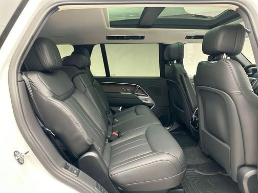 2025 Land Rover Range Rover P400 SE 7 Seat
