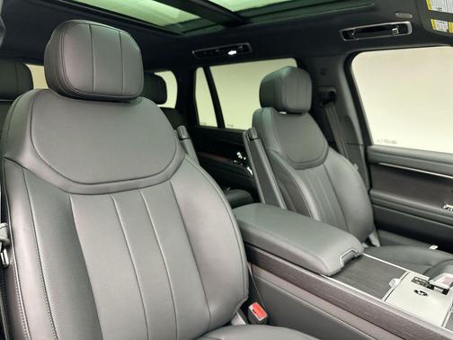 2025 Land Rover Range Rover P400 SE 7 Seat