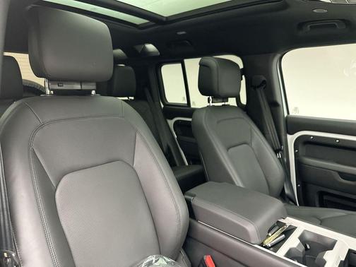 2026 Land Rover Defender P400 X-Dynamic SE