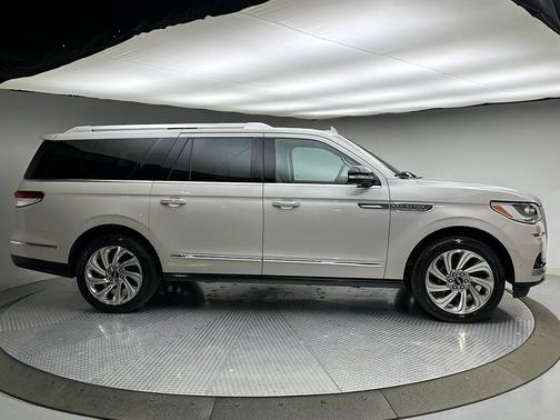 Pearl Metallic 2023 Lincoln Navigator Reserve
