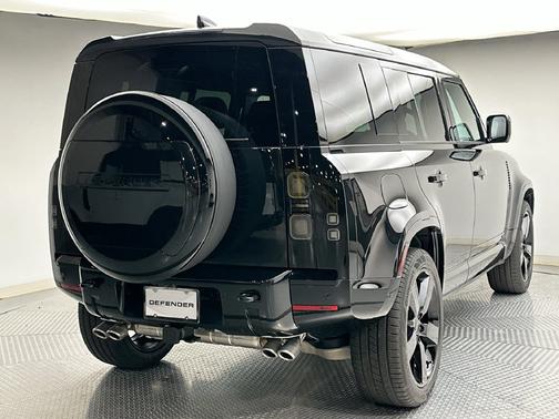 Santorini Black Metallic 2026 Land Rover Defender V8