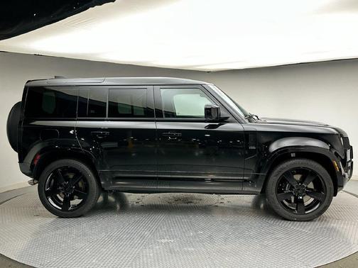 Santorini Black Metallic 2026 Land Rover Defender V8