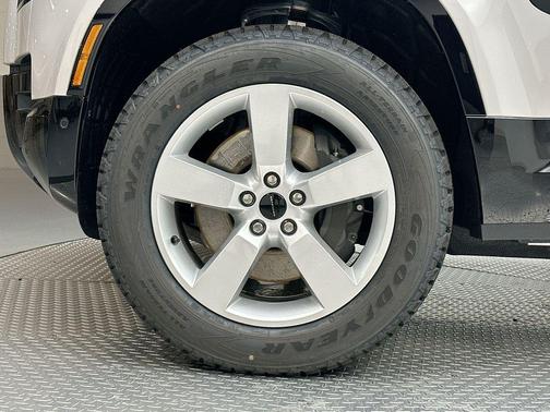 2026 Land Rover Defender P500 X-Dynamic SE