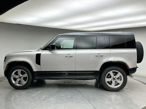 2026 Land Rover Defender P500 X-Dynamic SE