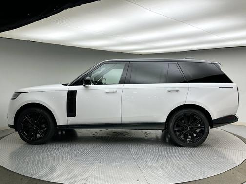 Fuji White 2027 Land Rover Range Rover SE