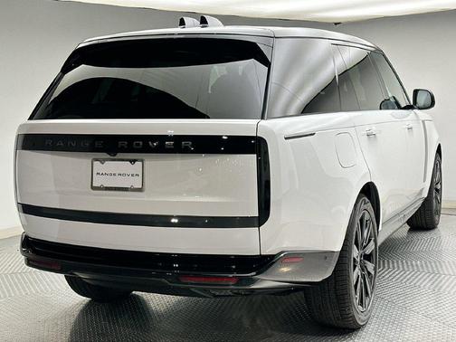 Fuji White 2027 Land Rover Range Rover SE