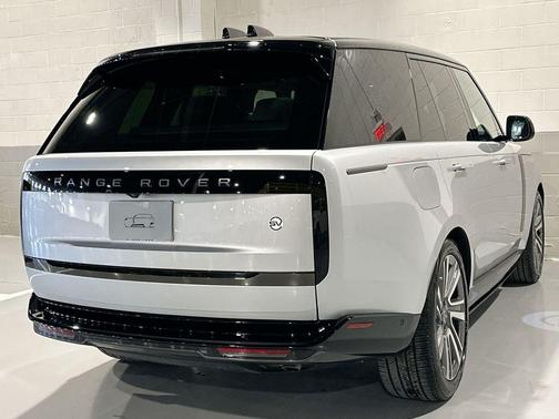 2025 Land Rover Range Rover P615 SV