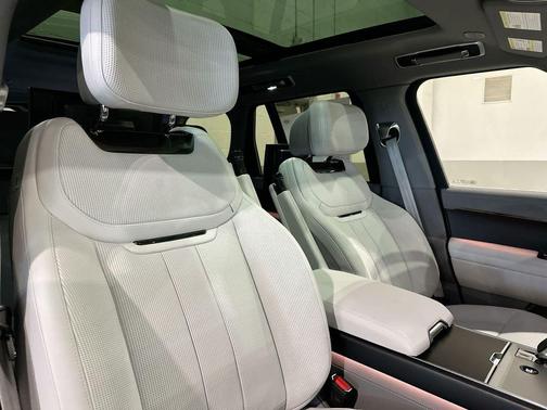 2025 Land Rover Range Rover P615 SV