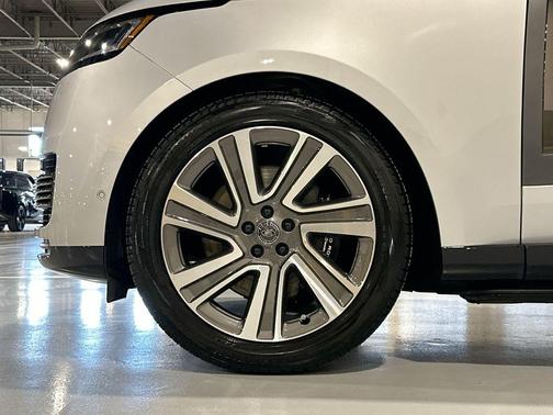 2025 Land Rover Range Rover P615 SV