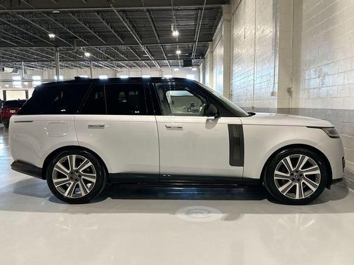 2025 Land Rover Range Rover P615 SV