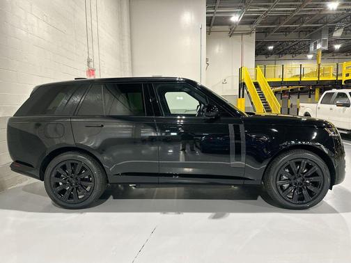 2026 Land Rover Range Rover P550e SE