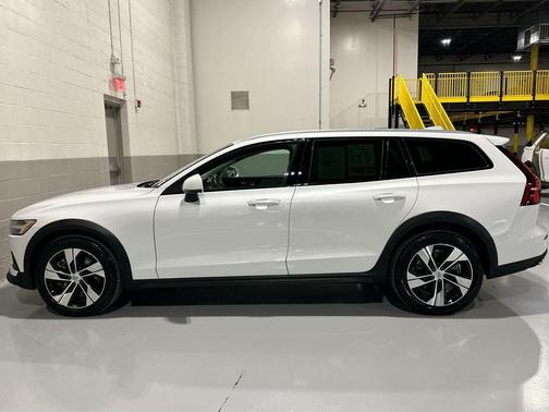 2022 Volvo V60 Cross Country T5