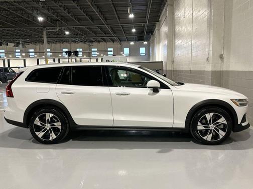 2022 Volvo V60 Cross Country T5