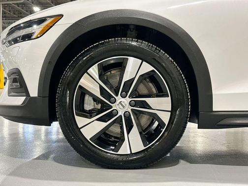 2022 Volvo V60 Cross Country T5