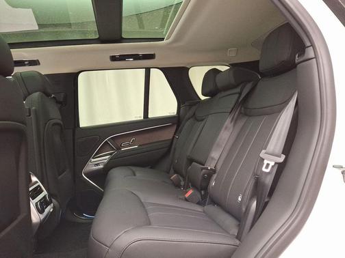 2025 Land Rover Range Rover P530 SE