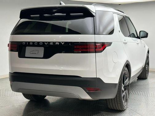 Fuji White 2025 Land Rover Discovery P300 S