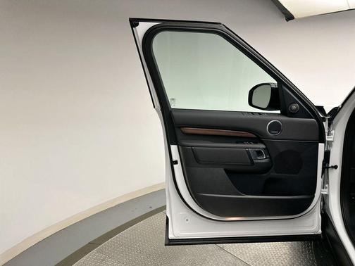 2025 Land Rover Discovery P300 S