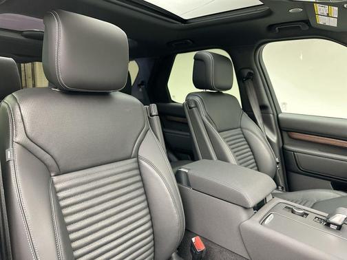 2025 Land Rover Discovery P300 S