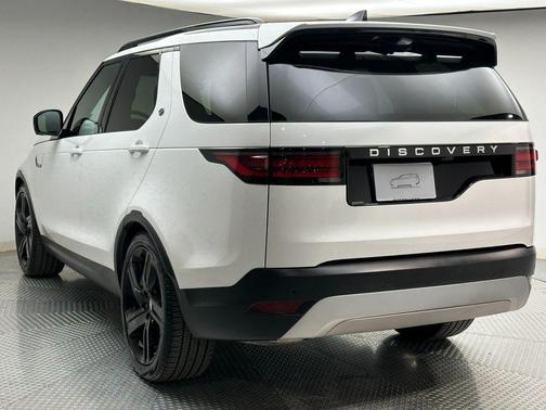 Fuji White 2025 Land Rover Discovery P300 S