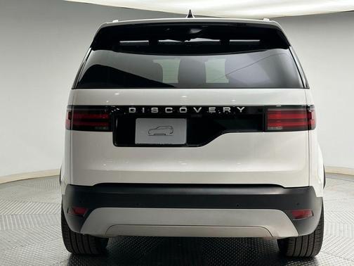 Fuji White 2025 Land Rover Discovery P300 S