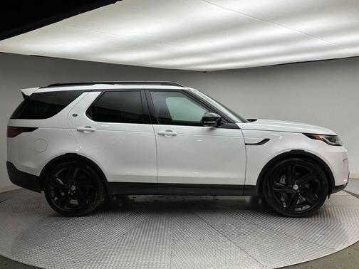 Fuji White 2025 Land Rover Discovery P300 S