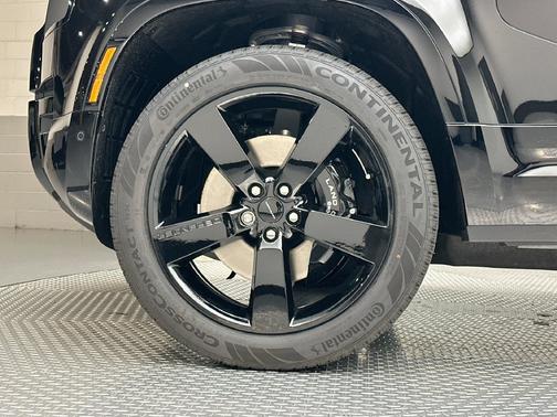 Santorini Black Metallic 2026 Land Rover Defender V8