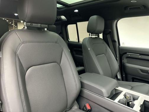 2025 Land Rover Defender 110 P300