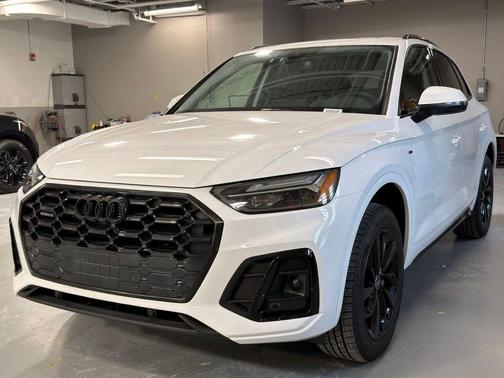 Arkona White 2024 Audi Q5 45 S line quattro Premium