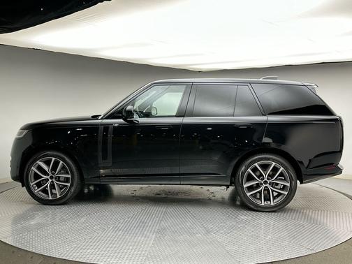 Santorini Black Metallic 2026 Land Rover Range Rover SE