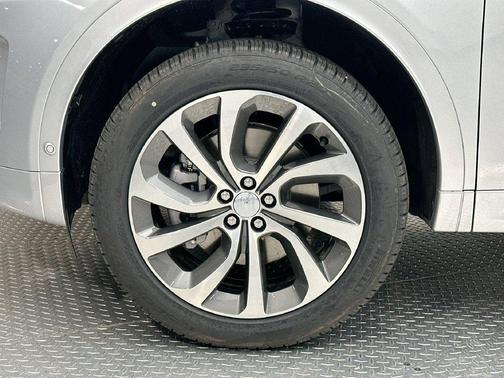 Silver Metallic 2025 Land Rover Discovery Sport S